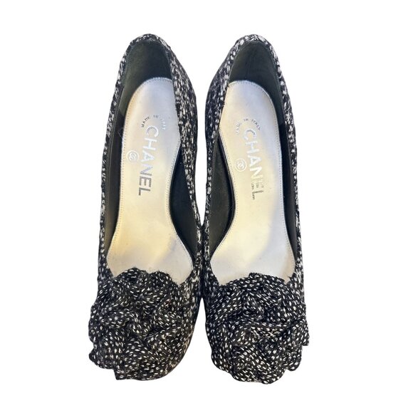Chanel Black & White Tweed Pump Heels w/Fabric Flower Detail Size 5 - Picture 2 of 9